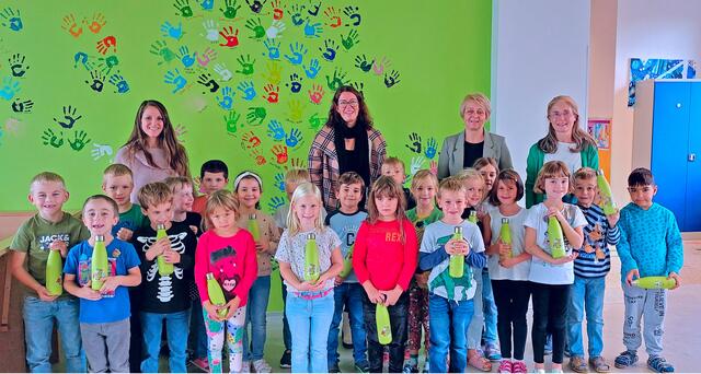 Im Bild: VL Tanja Weyrer, Bürgermeisterin Karin Gorenzel, Volksschuldirektorin Ursula Wimmer, VOL Maria Linauer (hinten, v. li. n. re.) mit den Taferlklasslern beim Überreichen der Dora-Trinkflaschen.  | Foto: Gemeinde Wölbling