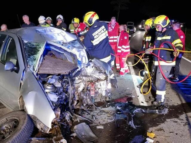 Zu einem schrecklichen Verkehrsunfall kam es in der Nacht bei Unterkohlstätten. Der Pkw-Lenker verstarb noch am Unfallort. 