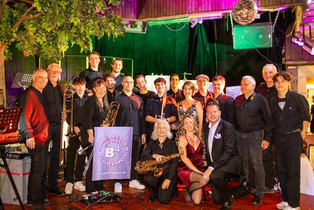 Die Babenberger Bigband "B4$ mit Sängerin Silvana Mock und Touristiker Bernd J. Scharfegger.
  | Foto: Scharfegger’s Raxalpen Resort / S. Hollerer
