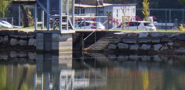 Wie man sieht ist der Wasserspiegel schon um  1 ½ m gesunken. In diesem "Badewasser" befinden sich allerdings offensichtlich Stoffe die das fließende Wasser zum schäumen bringen | Foto: W. Preitler