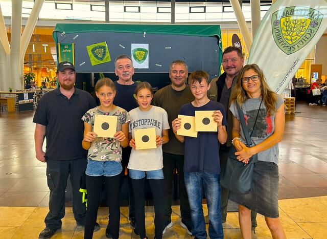 Vereinsmitglieder Thomas und Rudi Hutterer, Instruktor Rudi Dorn, Oberschützenmeister Josef Kohzina mit Besuchern Paula Swatschina, Miriam Waglechner, Lukas Simon und Gertraude Waglechner. | Foto: Schützenverein-Mistelbach