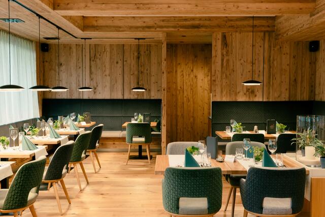 Dank durchdachter Materialwahl präsentiert sich das Restaurant rustikal-modern. | Foto: Hotel Prägant