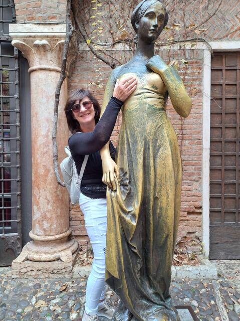 Hoffnungen auf neue Freundschaften und Liebschaften werden durch berühren der Hand der Julia-Statue geweckt. Kindersegen gar durch die Berührung des Busens der Statue.