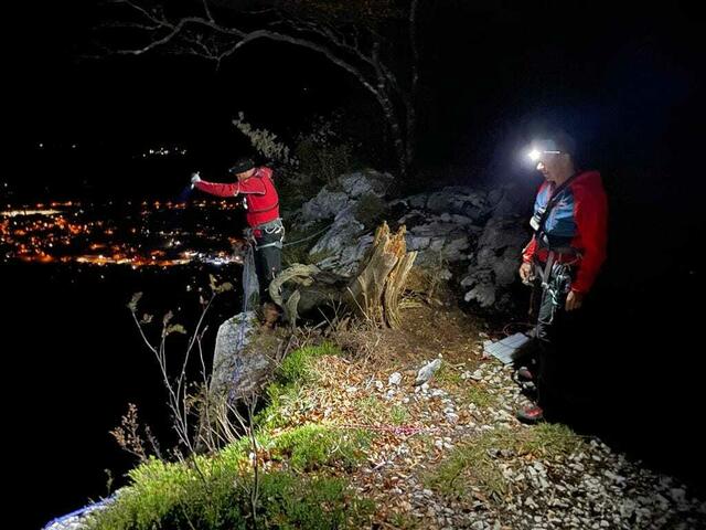 Abendlicher Einsatz für die Bergretter aus Bad Goisern: Zwei Kletterinnen konnen sich nicht ordnungsgemäß abseilen. | Foto: Bergrettung Bad Goisern/Facebook