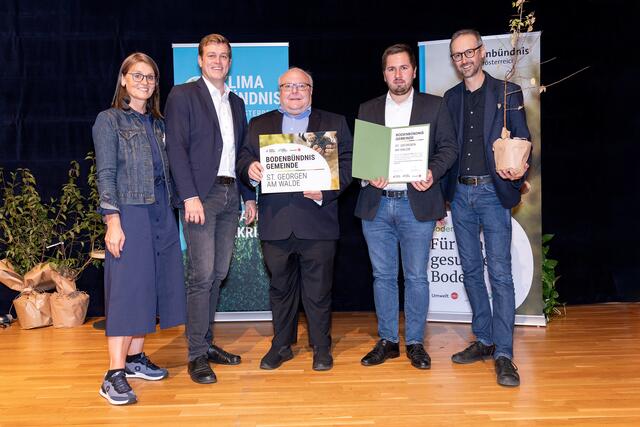 Am Foto von links Gerlinde Larndorfer, Bodenbündnis OÖ, Landesrat Stefan Kaineder, Bürgermeister Heinrich Haider, Umweltausschuss-Obmann Markus Gruber, Norbert Rainer, Klimabündnis OÖ | Foto: Land OÖ/Margot Haag