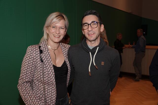 Ließen sich die Premiere im Spielberger Kultur im Zentrum ebenfalls nicht entgehen - Mareike und Michael. | Foto: Michael Blinzer