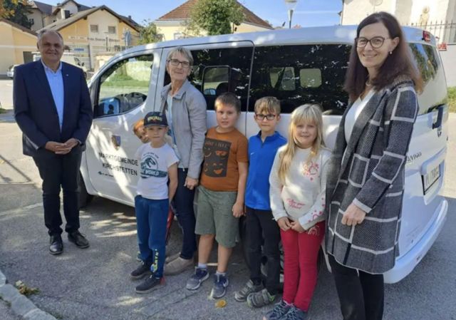 Die Kinder mit Bürgermeister Josef Friedl, GGRin und Fahrerin Margarete Maron und Amtsleiterin Anita Zauner. | Foto: MG Kirchstetten