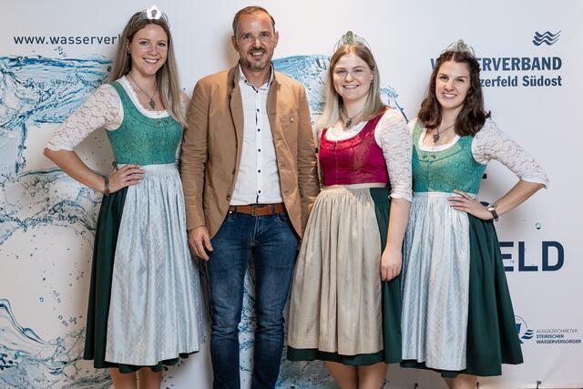 Die Weinhoheiten mit Wasserverband-Chef Dietmar Luttenberger | Foto: Wasserverband