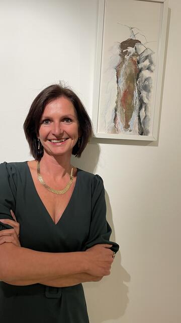 Sabine Daum hat ein Auge für Details, Licht und Schatten, hier bei ihrer aktuellen Ausstellung im Seehof.