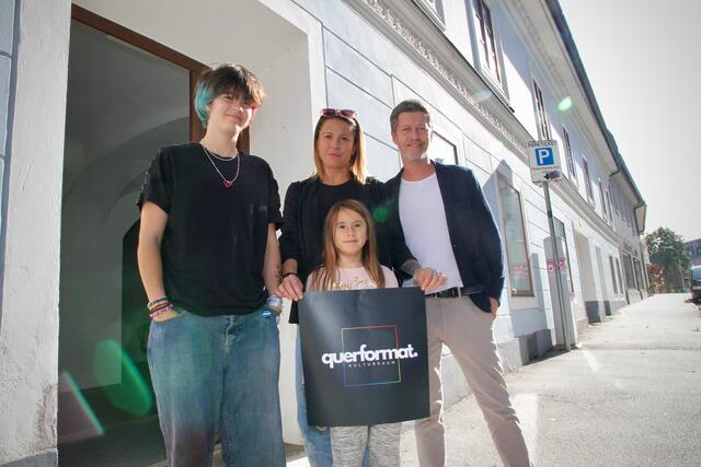 Am Feldmarschall-Conrad-Platz 4 soll ein neuer queerer Kulturraum entstehen. Alina Filip und Wolfgang Leitner wollen mit dem Querformat die Innenstadt bunter machen. | Foto: MeinBezirk.at