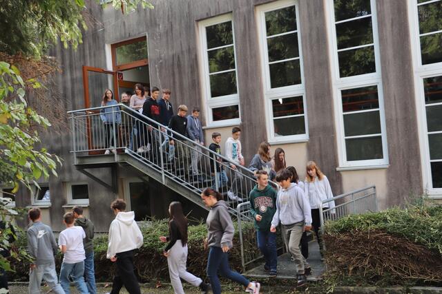 Ruhe bewahren, mahnten die Lehrer ein, und schickten die Schüler in Zweierreihen am Fluchtweg zum Sammelpunkt im Freien. Die Lehrer sind im Brandschutz geschult und nahmen ordnungsgemäß die Beurteilungskataloge mit ins Freie.  | Foto: Edith Ertl