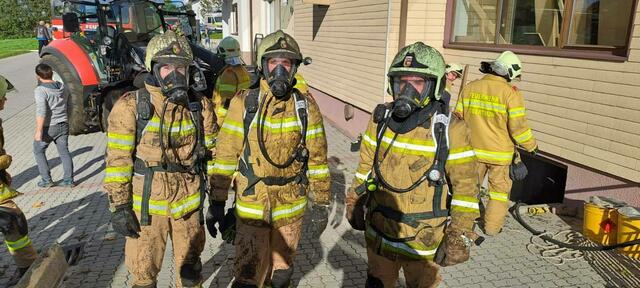 Das Silo musste unter Atemschutz ausgeräumt werden.  | Foto: FF Obertrum