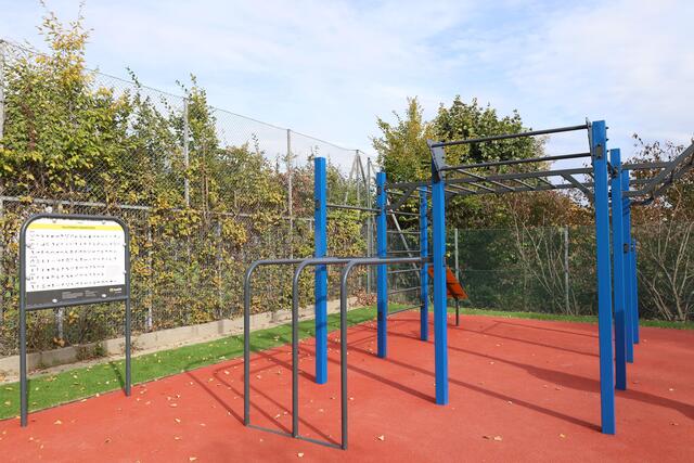 Anleitungen zu verschiedenen Calisthenics-Übungen für die jeweiligen Geräte finden sich auf einer Tafel an der Anlage.  | Foto: IKM