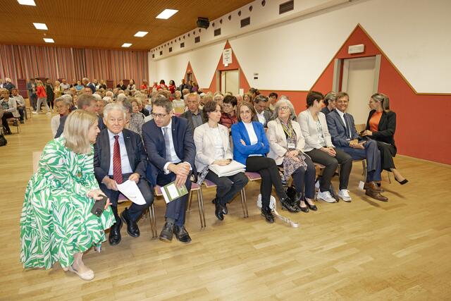 Politische Prominenz im Vortragssaal der Mehrzweckhalle Garsten: Gesundheitslandesrätin Christine Haberlander, Landesobmann Josef Pühringer, Bürgermeister Markus Vogl, Landtagsabgeordnete Regina Aspalter, Wirtschaftsbundobfrau Judith Ringer, Obfrau Ursula Voglsam, Bezirkshauptfrau Barbara Spöck, Bürgermeister Anton Silber