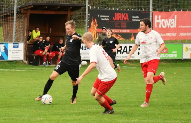 Mit einem 2:0 Sieg über Zell/Ziller machte Erl (weiß/rot) Werbung für das Montagabend-Bezirksderby (20 Uhr) gegen Tabellenführer Langkampfen. | Foto: Schwaighofer