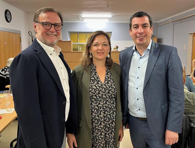  v.li.n.re.: Vorsitzende-Stellvertreter StR Werner Stöberl, die neue Vorsitzende GRin Dipl.-Päd.in Alexandra Ambrosch, Referent MEP Dr. Günther Sidl | Foto: SPÖ Krems