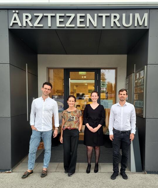 Die Neuzugänge im Ärztezentrum Hochstraß: Dr. David Wanek (Facharzt für Allgemein-, Viszeral- und Gefäßchirurgie), Dr. Sabine Hagenauer-Drektraan (Fachärztin für Innere Medizin, Infektiologie, Akupunktur und Vorsorgemedizin), Christine Hiegesberger, MA (neue Geschäftsführerin Ärztezentrum Hochstraß) und Dr. Christoph Schrangl (Facharzt für Innere Medizin, Endokrinologie, Diabetologie und Schilddrüse). | Foto: Ärztezentrum Hochstraß