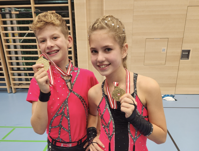 Die Goldmedaillen stehen den beiden elfjährigen Tänzern. | Foto: Privat