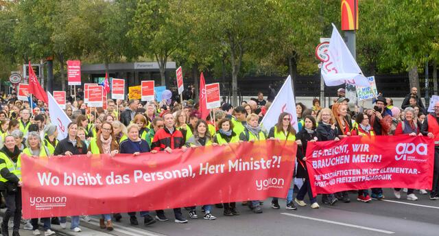 MeinBezirk.at hörte sich bei einigen Protestierenden um, was ihre Anliegen sind. | Foto:  Martin Juen / SEPA.Media / picturedesk.com