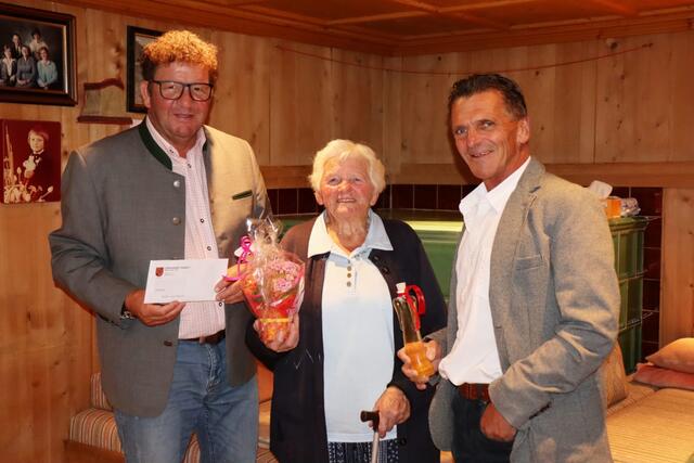 Bgm. Hanspeter Außerhofer mit der Jubilarin Edith Falger und seinem Stv. Otto Kärle (v.l.). | Foto: Koch