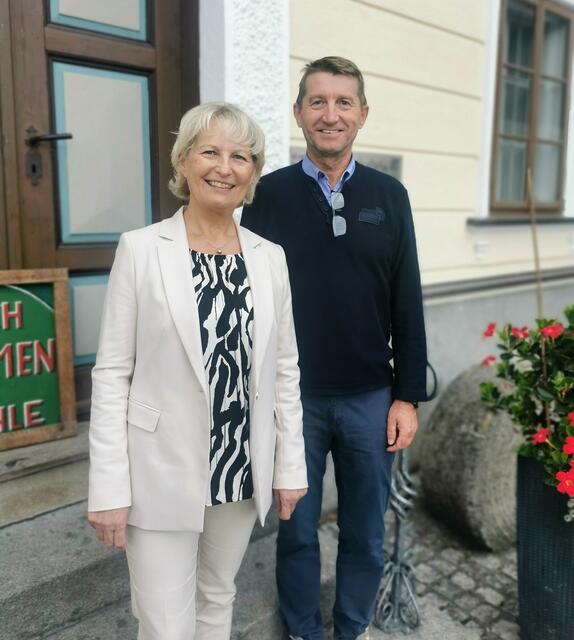 Rosmarie Meingaßner (l.) übernimmt das Amt von ihrem Vorgänger Wolfgang Raab (r.). | Foto: Furthmühle Pram