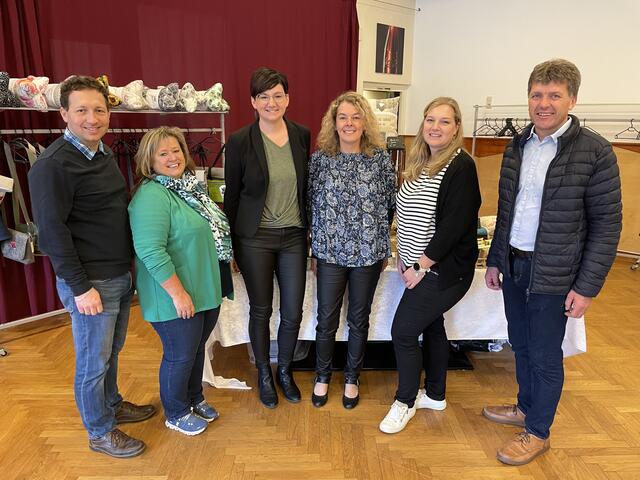 GR Christoph Wutzl, GGR Elisabeth Wieland-Widder, Ecologde Inhaberin Kerstin Tuder, BlauRosa Inhaberin Theresa Schindlegger, Ecolodge Inhaberin Denise Tuder, Bürgermeister Herbert Winter | Foto: Gemeinde Frankenfels