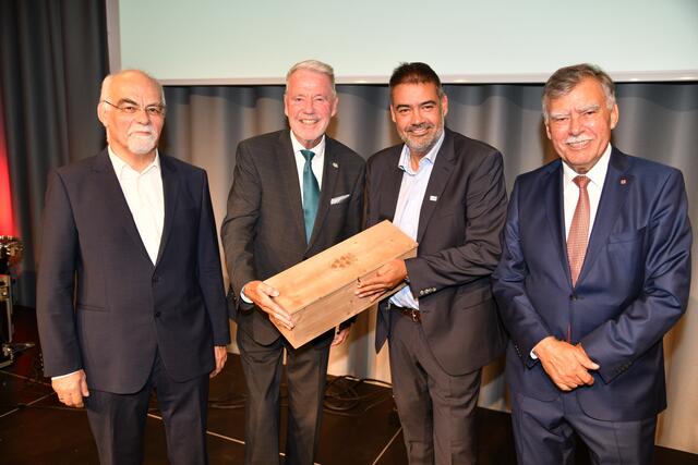 Otmar Haßlinger, Bürgermeister Klaus Schneeberger, Jürgen Haßlinger und Josef Wilhelm Haßlinger. | Foto: Foto Tschank