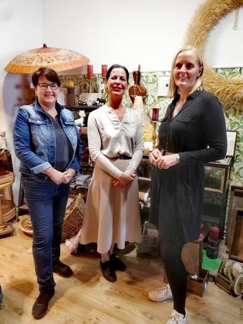 Andrea Kern (l.), Landessprecherin der grünen Wirtschaft Steiermark, und Bundesrätin Maria Huber, im "Misch Masch" am Deutschlandsberg Hauptplatz bei Inhaberin Daniela Bakalarz-Zákos (2.v.r.) | Foto: Grüne Wirtschaft