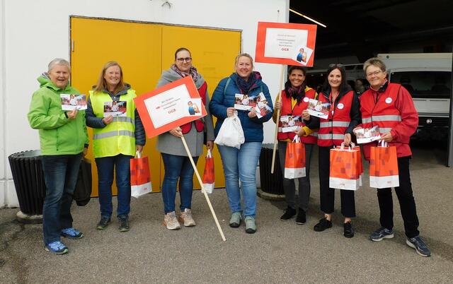 Mit einer Verteilaktion machten die ÖGB-Frauen von Braunau auf die ungleiche Bezahlung aufmerksam. | Foto: ÖGB