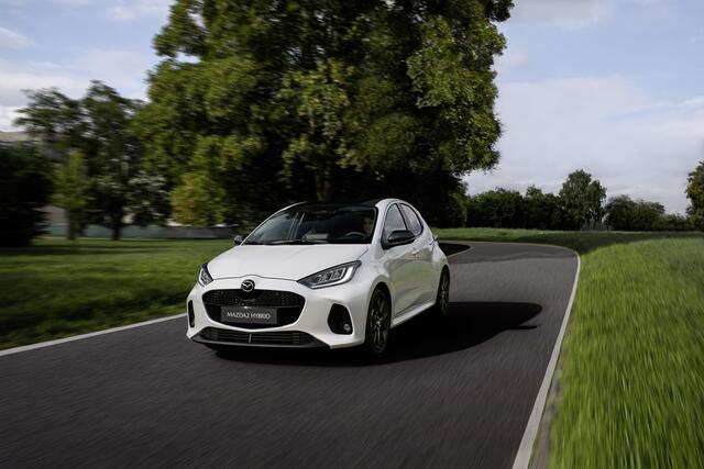 Das Facelift des Mazda2 kommt nun als erstes Modell von Mazda mit einem Vollhybrid. Zur Wahl stehen fünf Ausstattungslinien.  | Foto: Mazda