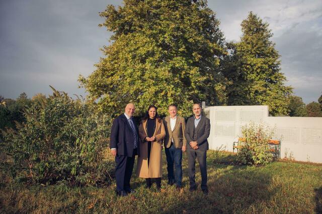 Bei den Ehrengräbern am Zentralfriedhof (v.l.):  Alfred Pritz (SFU-Rektor),  Renate Niklas (Geschäftsführerin der Friedhöfe Wien), Constantin Sora (Vizedekan der Fakultät für Medizin der SFU) und Christian Joukhadar (Dekan der Fakultät für Medizin der SFU). | Foto: Sigmund Freud Privatuniversität Wien