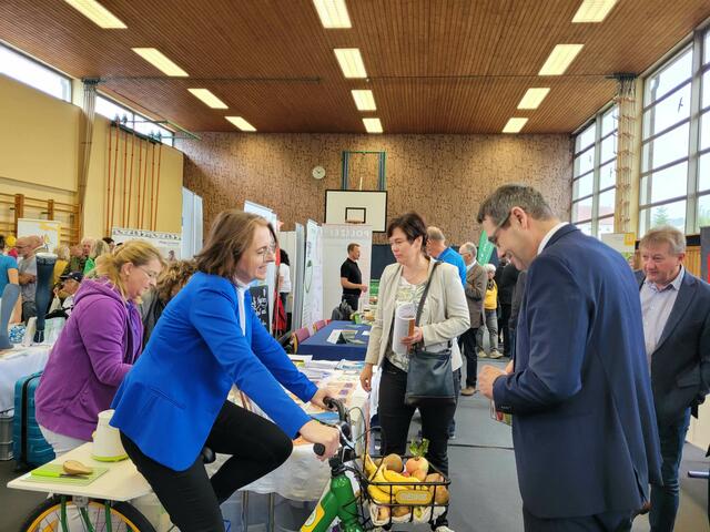 Promis beim Testen von einfachen Hilfen im Alter: Judith Ringer, Bürgermeister Markus Vogl, Bezirkshauptfrau Barbara Spöck