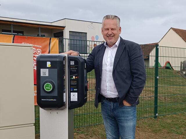Die Ladesäule bietet Anschlüsse mit 11 und mit 22 Kilowatt, gab Bürgermeister Jürgen Schabhüttl bekannt. | Foto: Gemeinde Inzenhof
