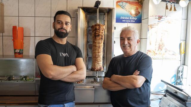 Sohn Kutay (28) und Kemal Yilmaz, dessen Alter ein Familiengeheimniss bleibt. | Foto: RegionalMedien