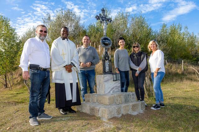 Christian Koza – Gerasdorfer Stadtrat (Grüne), Kaplan Luke, Leopold Kovanda, Eva Kovanda, Eva Kovanda Jun., Margarete Insam-Polleros – Bezirksobfrau des Bezirk Korneuburg und Gemeinderätin in Gerasdorf (ÖVP), mit dem Marterl von Kovanda beim Schafberg in Gerasdorf. | Foto: Kovanda/Martin Hron