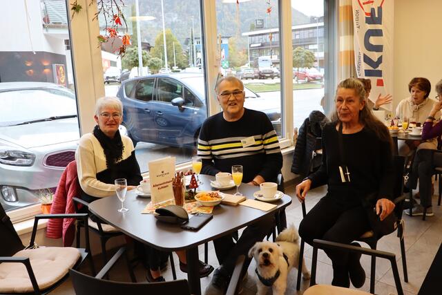 Die ehrenamtlichen Mitarbeiterinnen und Mitarbeiter feierten den Geburtstag mit reichlich Kaffee und Kuchen. | Foto: Nimpf