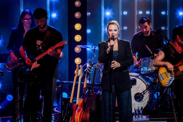 "Hier spielt die Musik" - und Katharina Straßer packt die Stimme aus: Die Moderatorin singt auch in der Show, in der ab 3. November immer drei Paare (je ein Promi und ein Talent) ihr Musikwissen beweisen müssen. | Foto: ORF/Hans Leitner