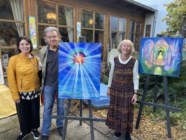 Malerin Birgit Zagler (r.) freute sich über den Besuch von Andrea und Manfred Pfeiffer.