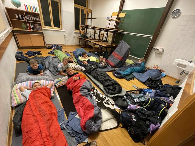 Die Buben der 2C machten es sich im Ausweichraum gemütlich. | Foto: WMS