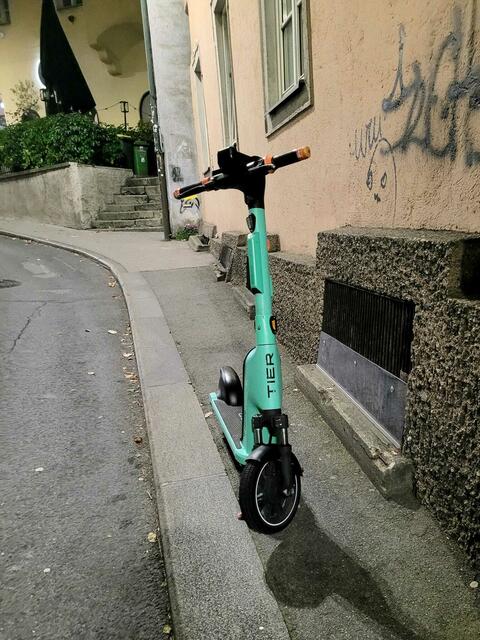 Unglaublich, dass ein Nutzer hier seinen Leih-E-Scooter abstellt.