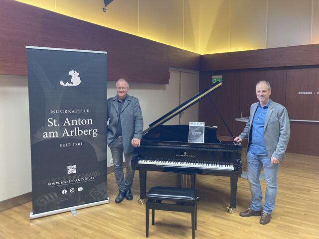 Christian Haueis (Obmann MK St. Anton am Arlberg) und Günther Öttl (Kapellmeister MK St. Anton) neben dem Steinway-Flügel.  | Foto: Elisabeth Zangerl 