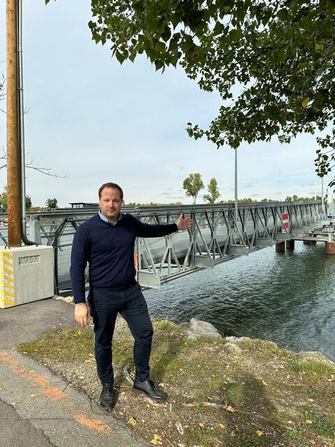 Bezirksvorsteher Daniel Resch (ÖVP) setzt sich für den Erhalt der Bürcke in der Kuchelau ein. | Foto: Petruniv