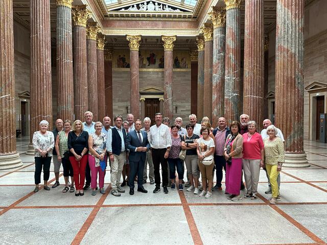 27 Seniorinnen und Senioren aus Engelhartszell besuchten das Parlament in Wien und wurden von ÖVP-Klubobmann August Wöginger in den ÖVP-Klubräumen empfangen.  | Foto: Seniorenbund Engelhartszell
