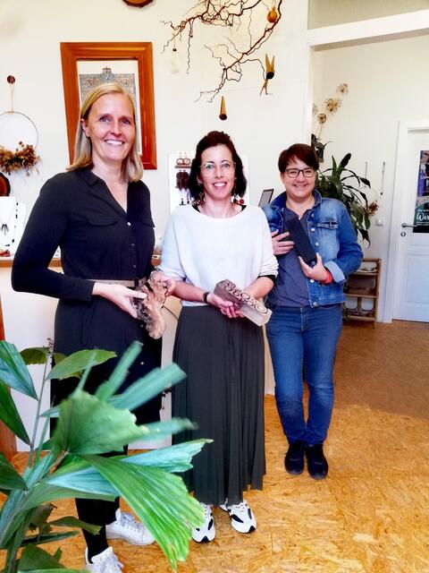 Andrea Kern (r.), Landessprecherin der grünen Wirtschaft Steiermark, und der Grünen-Bundesrätin Maria Huber bei "Astwerk" in Trahütten, hier mit Schmuckkreateurin Yvonne (Mitte) | Foto: Grüne Wirtschaft