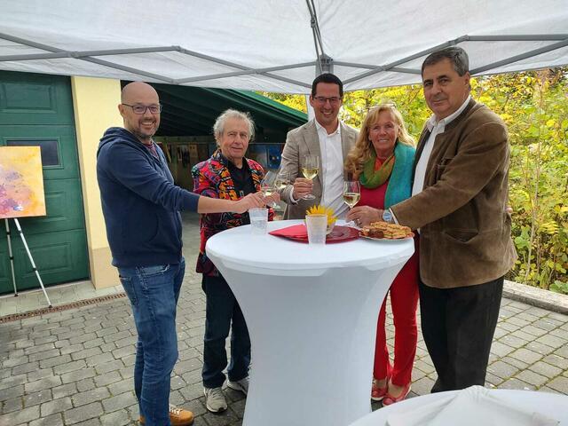 Künstler gerhard Priester (2.v.l.) mit Gästen in seinem Garten. | Foto: Kreska