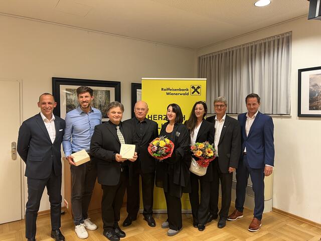 Alexander. Stegbauer (Geschäftsleitung), Philip Hahn, Christian Terzinsky. Emmerich Berghofer (Obmann), Christa Berger, Martina Rabl Gröss, Alfons Neumayer (Geschäftsleitung), Gerald Binder (Geschäftsleitung) | Foto: Raiffeisenbank Wienerwald