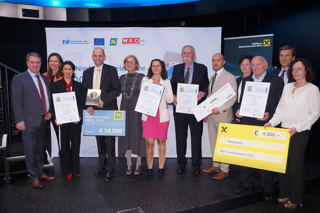 WKNÖ-Präsident Wolfgang Ecker, Andrea Edelmann (EVN AG), Tanja Kostic (AIT Austrian Institute of Technology GmbH), Microtronics Engineering GmbH-CEO Hans-Peter Buber, Landeshauptfrau Johanna Mikl-Leitner, Sabrina Waldbauer (Microtronics Engineering GmbH), Walter Huber (Gebe-Strebel GmbH), Petar Anic (Gebe-Strebel GmbH), GF Birgit Dürauer (Hauer Metall-Technik GmbH), Franz Hauer (Hauer Metall-Technik GmbH), Generaldirektor-Stellvertreter Raiffeisenlandesbank NÖ-Wien Reinhard Karl, Edith Giesswein (Hauer Metall-Technik GmbH)