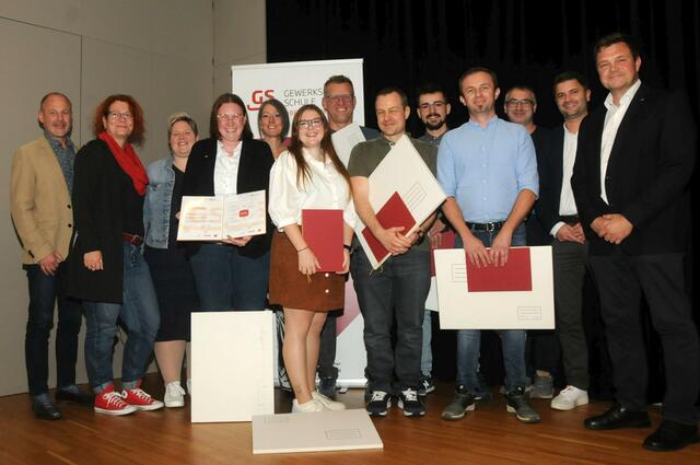 ÖGB Regionalsekretär Peter Schoberleitner (l.) und der Landesgeschäftsführer des ÖGB OÖ Daniele Mühlböck (2.v.r.) sowie der stv. Vorsitzende des ÖGB-Oberösterreich Wolfgang Gerstmayer (r.) gratulieren den Absolventen. | Foto: ÖGB