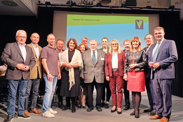 Zahlreiche Ehrengäste hatte sich zum 70. Geburtstag der Mödlinger Volkshochschule in den Räumlichkeiten der Mödlinger Stadtgalerie eingefunden. Auch die Vizebürgermeisterinnen Silvia Drechsler (3.v.r.) und Franziska Olischer (5.v.l.) gratulierten dem VHS-Obmann Gerhard Pahr (Mitte) herzlich. | Foto: zVg