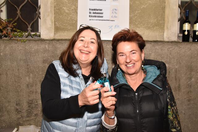 Bei Michi und Vera von La Vita gab es kühle Getränke und herzhafte Würstl. | Foto: Kendlbacher